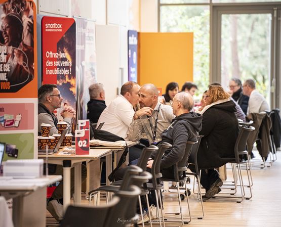 Rendez-vous one-to-one lors des Rendez-Vous SolutionsCSE, avec des participants en discussion autour de tables dans un espace dédié aux échanges professionnels