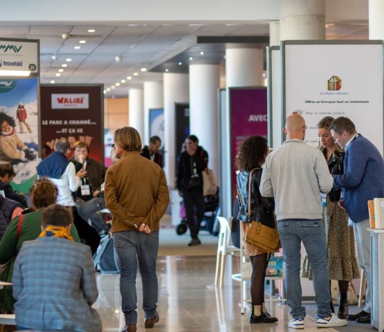 Allée du salon SolutionsCSE Les Rendez-Vous avec des stands partenaires et des participants en train d’échanger dans une ambiance de networking.