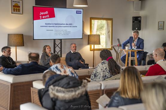 Atelier lors des Rendez-Vous SolutionsCSE avec des intervenants en discussion face à un groupe de participants assis dans un espace convivial