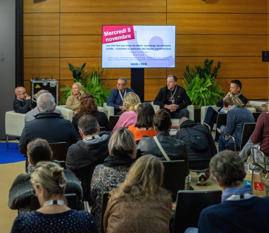 Atelier de partage d’expérience lors des Rendez-Vous SolutionsCSE, avec plusieurs intervenants assis face à un public d’élus CSE dans une salle équipée d’un écran de présentation.