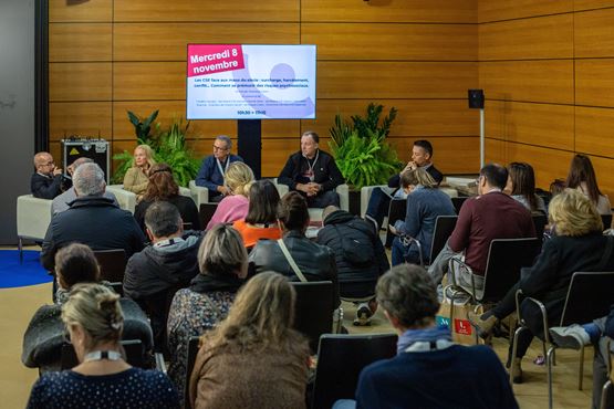 Atelier de partage d’expérience lors des Rendez-Vous SolutionsCSE, avec plusieurs intervenants assis face à un public d’élus CSE dans une salle équipée d’un écran de présentation