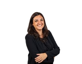 Portrait professionnel de Cécile Benayoun, femme souriante aux cheveux bruns, portant une veste noire, bras croisés sur fond neutre.