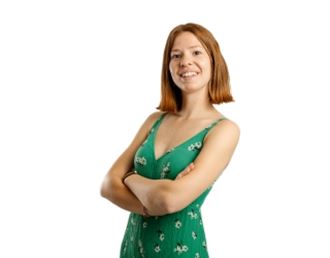 Portrait professionnel de Chloé Habouzit, femme souriante aux cheveux courts roux, portant une robe verte, bras croisés sur fond neutre.