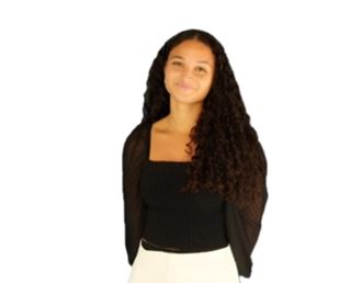 Portrait professionnel de Claudia Rodriguez Pena, femme souriante aux cheveux longs bouclés, portant un haut noir et une jupe claire sur fond neutre.