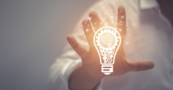 Main tendue avec illustration d’une ampoule lumineuse symbolisant une idée, l’innovation et la créativité