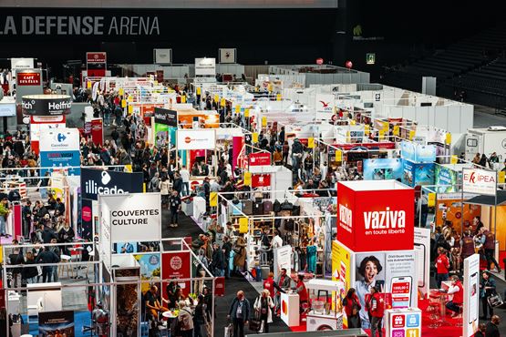 Vue d’ensemble d’un salon SolutionsCSE réunissant de nombreux exposants et élus CSE dans un espace d’exposition animé, favorisant la découverte de solutions, les rencontres professionnelles et le développement de partenariats.