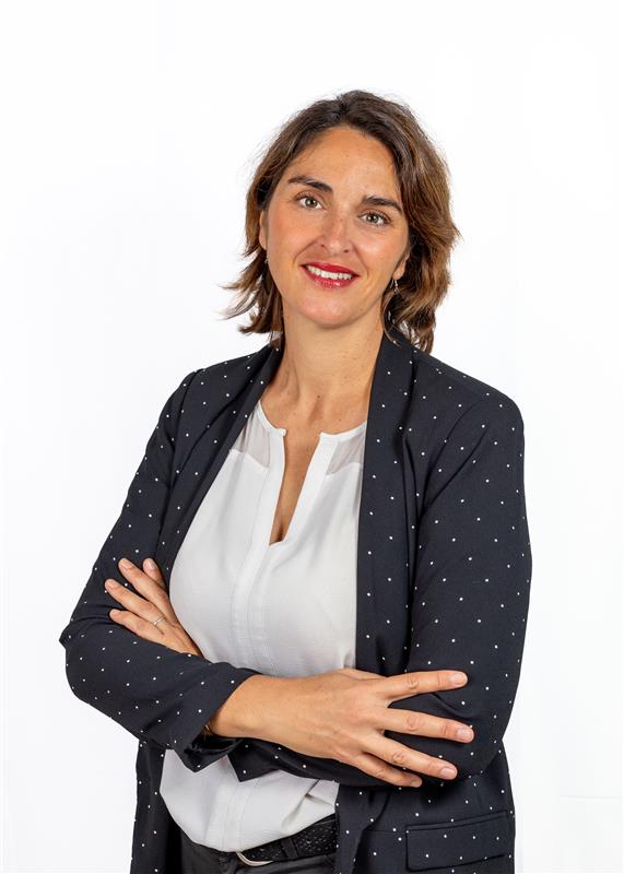 Portrait professionnel de Delphine Joly, responsable de l'événement du salon Les RDV Solutions CSE, femme brune dans une pose inspirante, souriante et confiante.